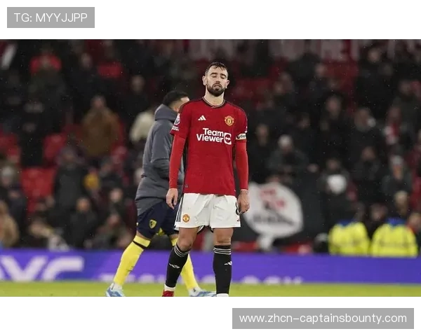 布鲁诺-费尔南德斯射门被扑后仰天长叹,曼联核心难掩失落